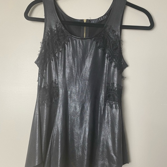Potter’s Pot Black Stretch Peplum Lace Tank. Size S - Picture 3 of 8